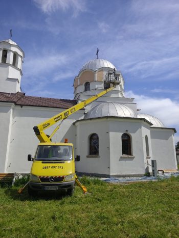 Автовишка за фасадни дейности на църква