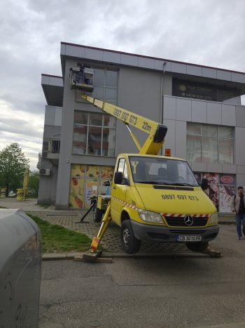 Автовишка за монтаж на рекламна табела