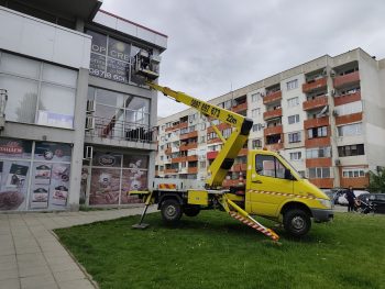 Монтаж на рекламно съоръжение с автовишка