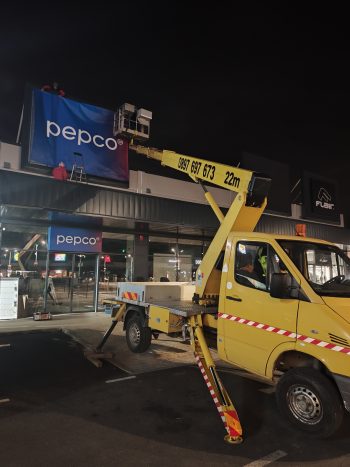 Автовишка за светеща фасадна реклама
